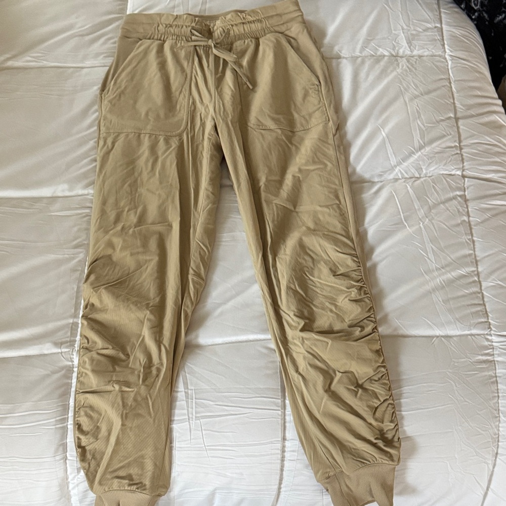 Like new Lululemon Women’s Dance Studio Joggers size 6.